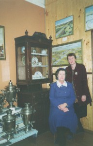 Директор Л.Г.Путникова и наследница рода Зубовых Н.В.Лукина  историческом зале музея, 2001г.